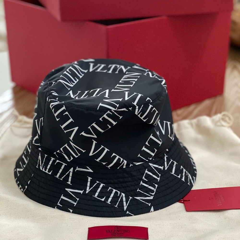 VALENTINO GARAVANI LOGO PRINT NYLON BUCKET HAT
